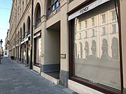 verdeckt oder leerstehend: Boutiquen in der Maximilianstrasse (©Foto: Martin Schmitz)